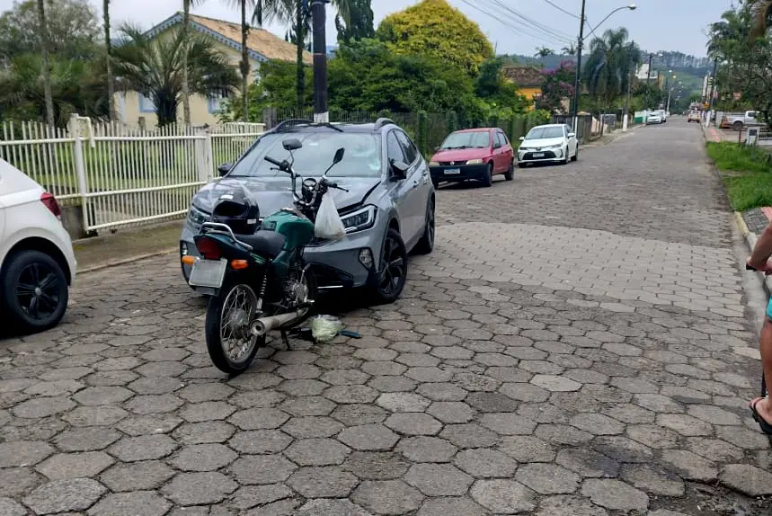 Motociclista fica ferido após bater de frente com carro em Nova Veneza