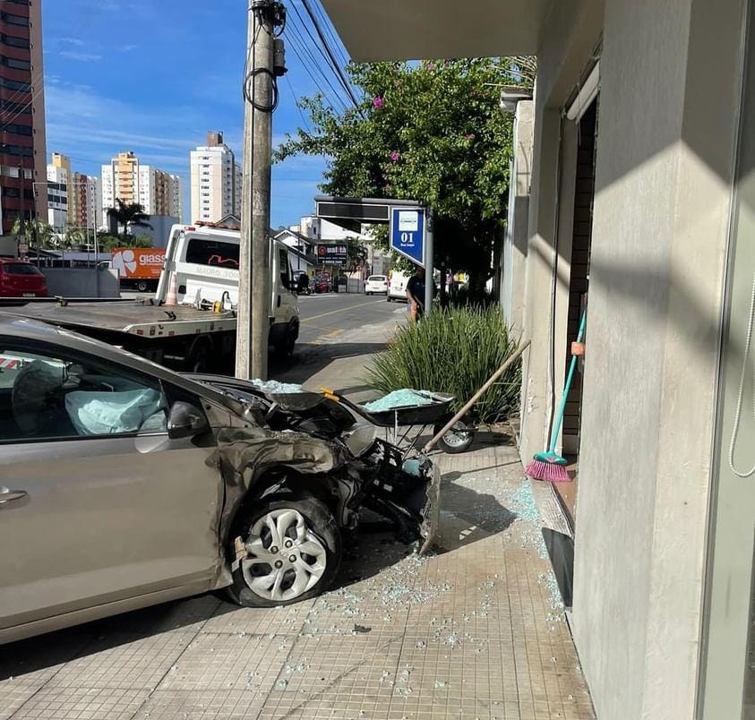 Carro da prefeitura de Nova Veneza é atingido por outro veículo em Criciúma