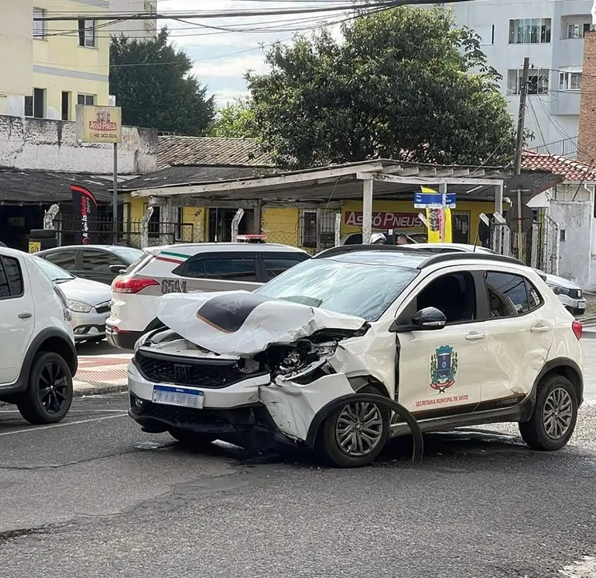 Carro da prefeitura de Nova Veneza é atingido por outro veículo em Criciúma