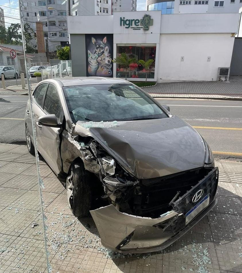 Carro da prefeitura de Nova Veneza é atingido por outro veículo em Criciúma