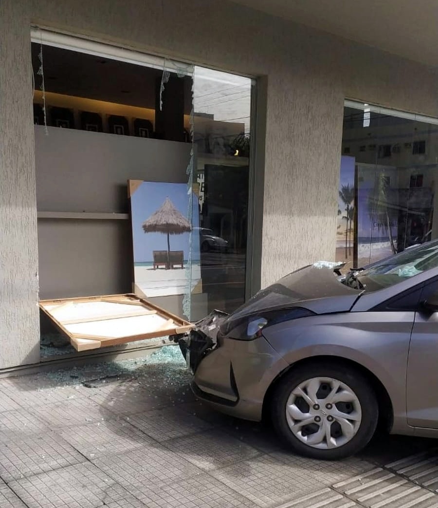 Carro da prefeitura de Nova Veneza é atingido por outro veículo em Criciúma