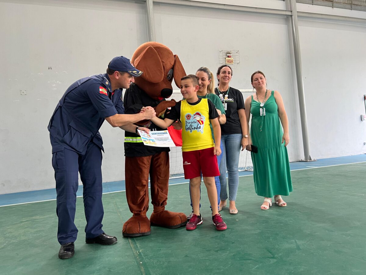 Batalhão dos Bombeiros Militares de Criciúma forma quase três mil crianças no Projeto Golfinho 2 Batalhão dos Bombeiros Militares de Criciúma forma quase três mil crianças no Projeto Golfinho