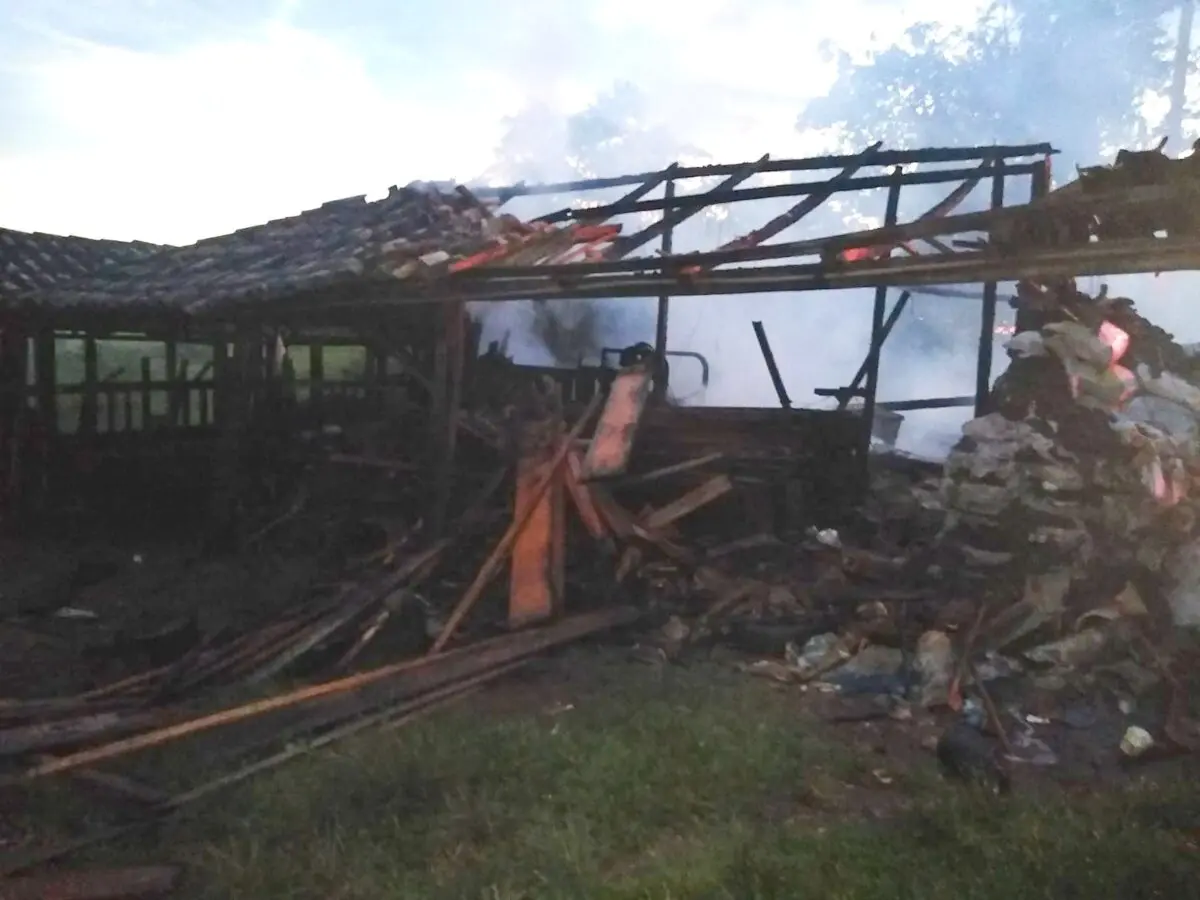 Corpo de Bombeiros combate incêndio em galpão em Nova Veneza
