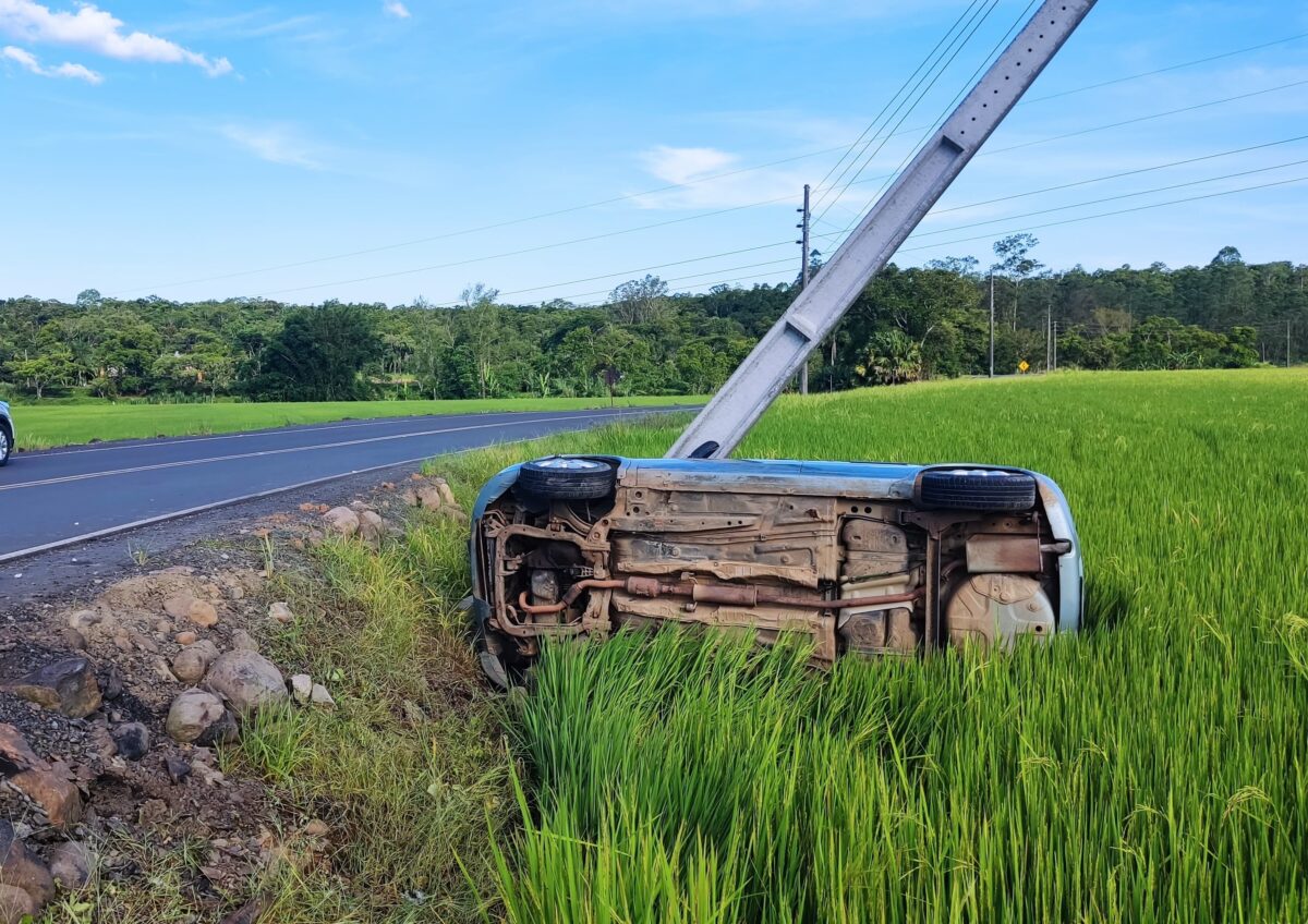 Veículo sai da pista e colide em poste no interior de Nova Veneza