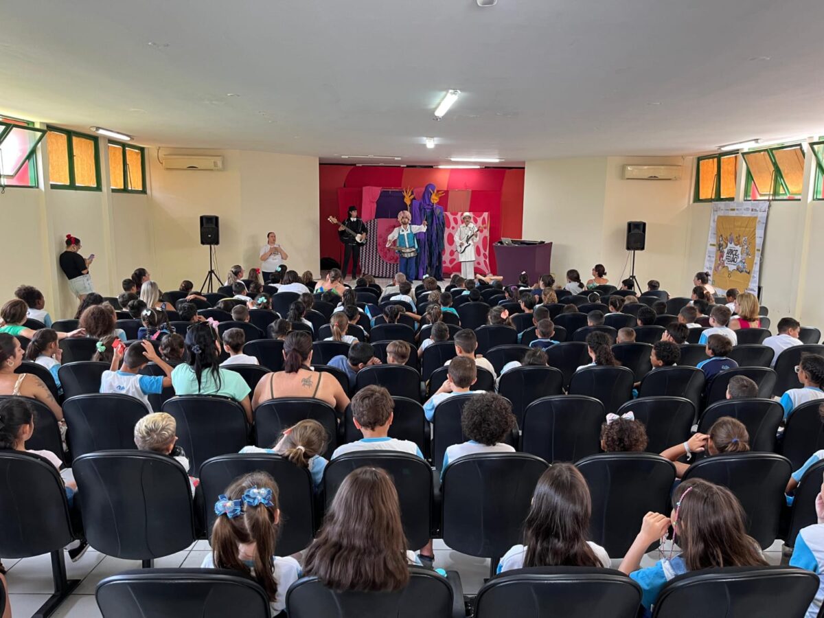 Espetáculo de Teatro “Arroz e Feijão: em Colapso no Sistema”, promovido pelo Grupo de Teatro Revirado se apresenta no Palazzo Delle Acque de Nova Veneza 2 Espetáculo de Teatro “Arroz e Feijão: em Colapso no Sistema”, promovido pelo Grupo de Teatro Revirado se apresenta no Palazzo Delle Acque de Nova Veneza