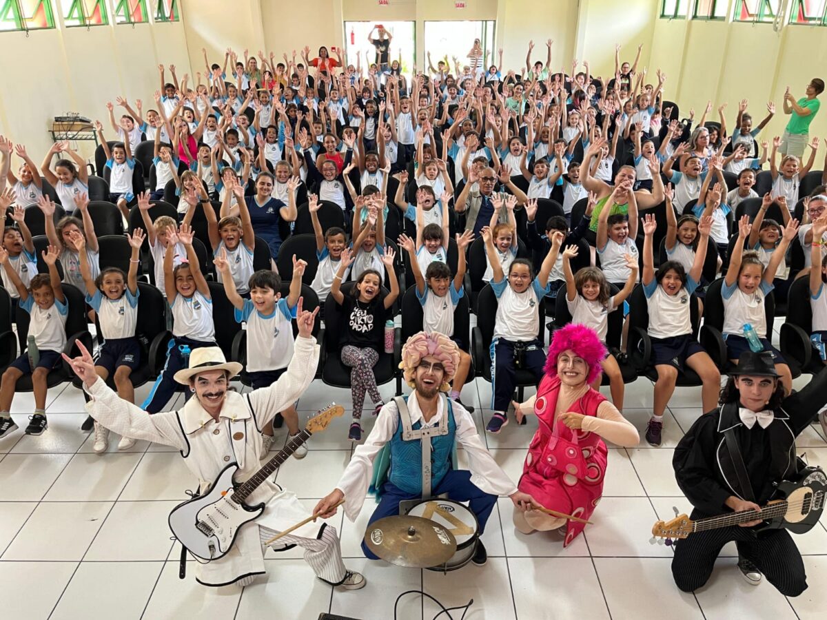 Espetáculo de Teatro “Arroz e Feijão: em Colapso no Sistema”, promovido pelo Grupo de Teatro Revirado se apresenta no Palazzo Delle Acque de Nova Veneza 1 Espetáculo de Teatro “Arroz e Feijão: em Colapso no Sistema”, promovido pelo Grupo de Teatro Revirado se apresenta no Palazzo Delle Acque de Nova Veneza