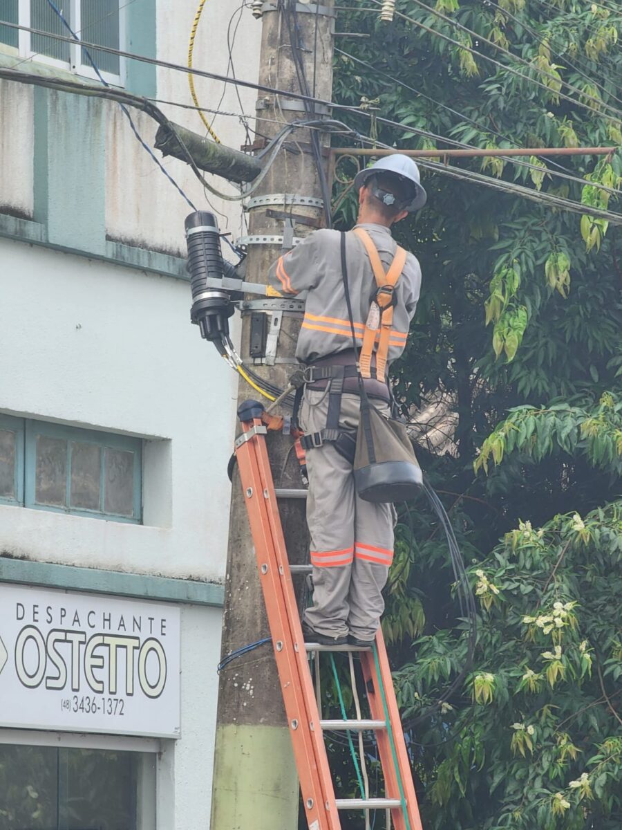 Vereador propõe ordenar emaranhado de fios no centro em busca de embelezamento e segurança 1 Vereador propõe ordenar emaranhado de fios no centro em busca de embelezamento e segurança