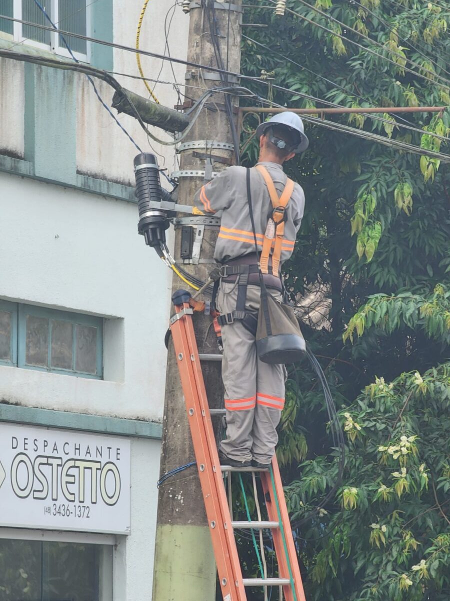 Vereador propõe ordenar emaranhado de fios no centro em busca de embelezamento e segurança