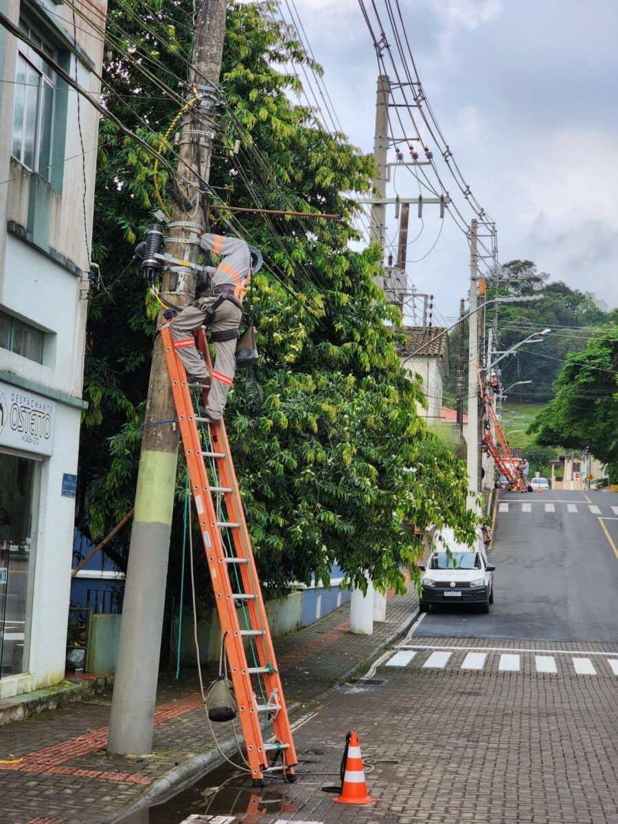 Vereador propõe ordenar emaranhado de fios no centro em busca de embelezamento e segurança