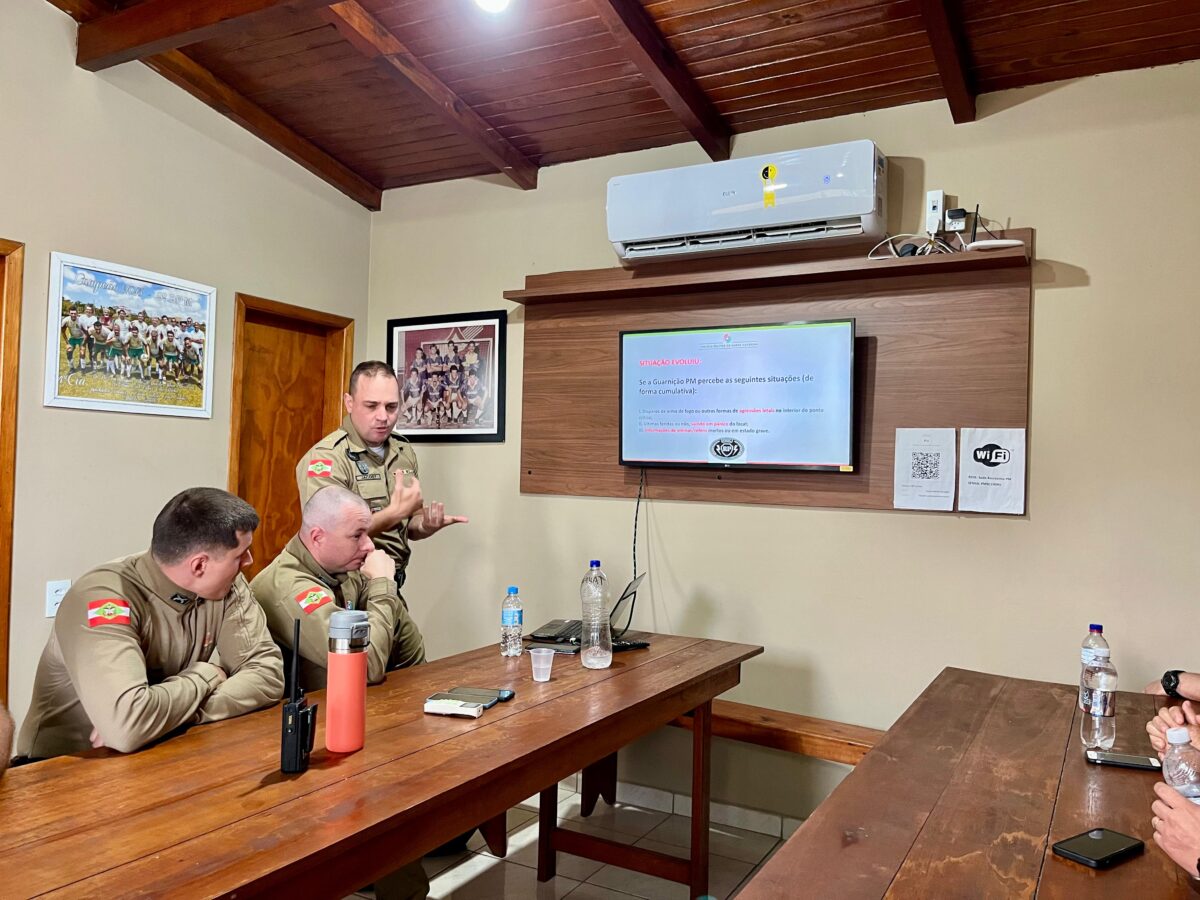Policiais militares de Nova Veneza recebem instrução de primeiro interventor em ocorrência de crise 1 Policiais militares de Nova Veneza recebem instrução de primeiro interventor em ocorrência de crise