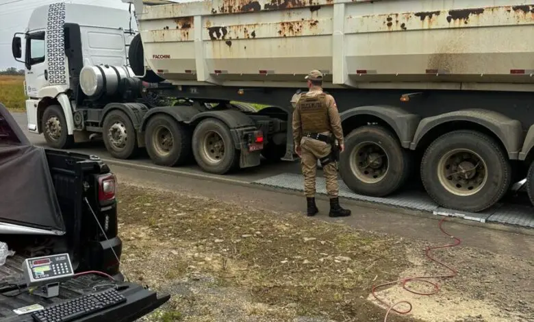 Em Nova Veneza operação ‘Carga Pesada’ fiscaliza caminhões e flagra mais de 90 toneladas em excesso de peso