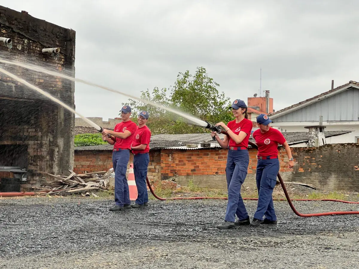 Bombeiros realizam treinamento estratégico voltado ao combate a incêndio