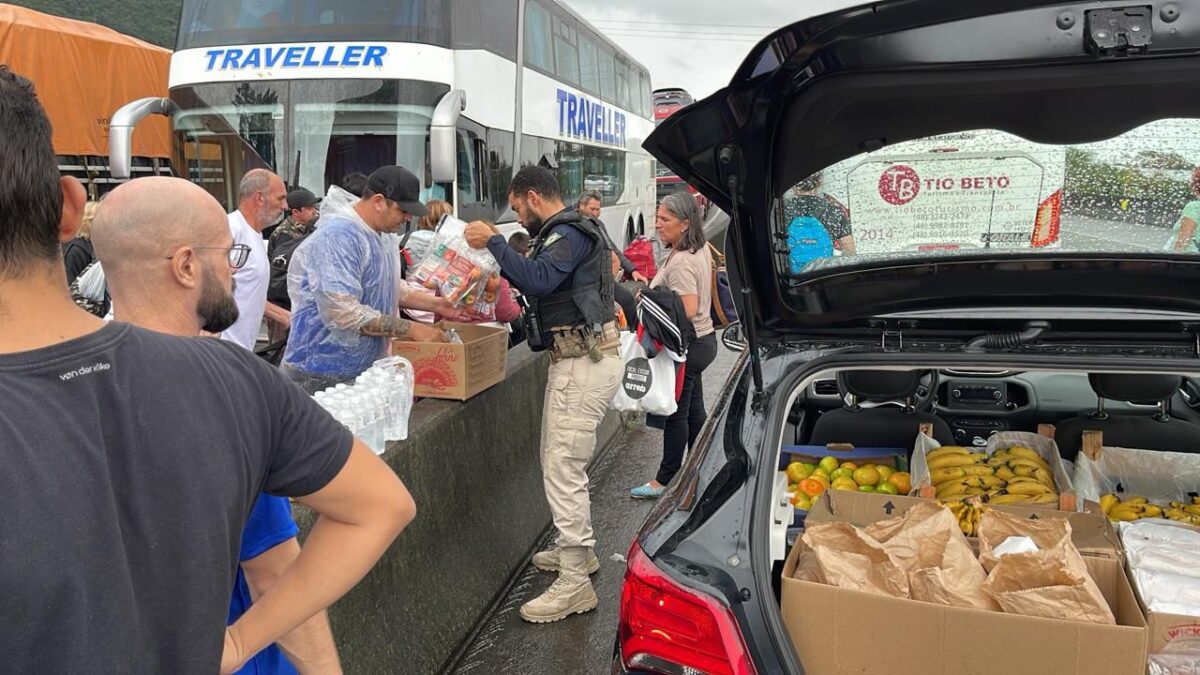 Parados no congestionamento há quase 48 horas, usuários da BR-101 recebem auxílio da PRF 1 Parados no congestionamento há quase 48 horas, usuários da BR-101 recebem auxílio da PRF