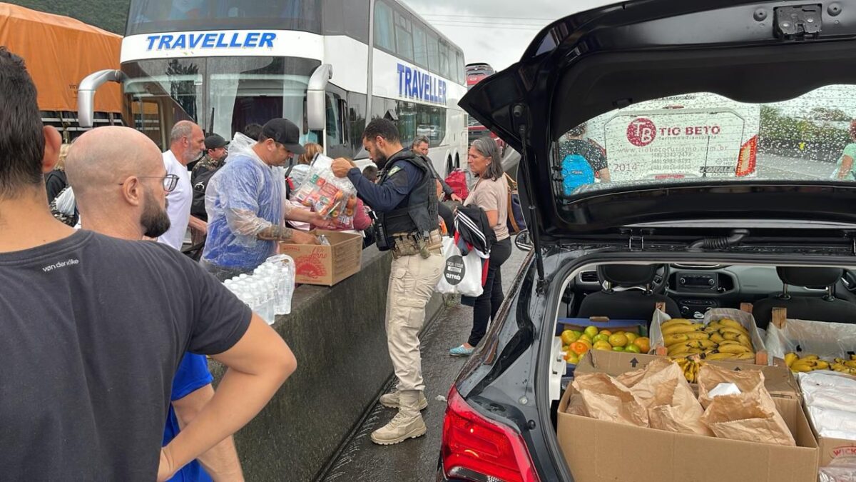 Parados no congestionamento há quase 48 horas, usuários da BR-101 recebem auxílio da PRF