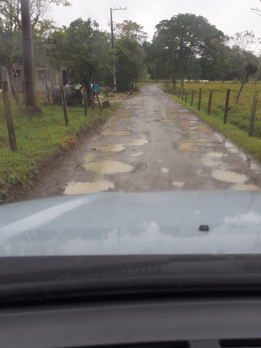 Moradores de Caravaggio sofrem com buracos e alagamentos na Baixada
