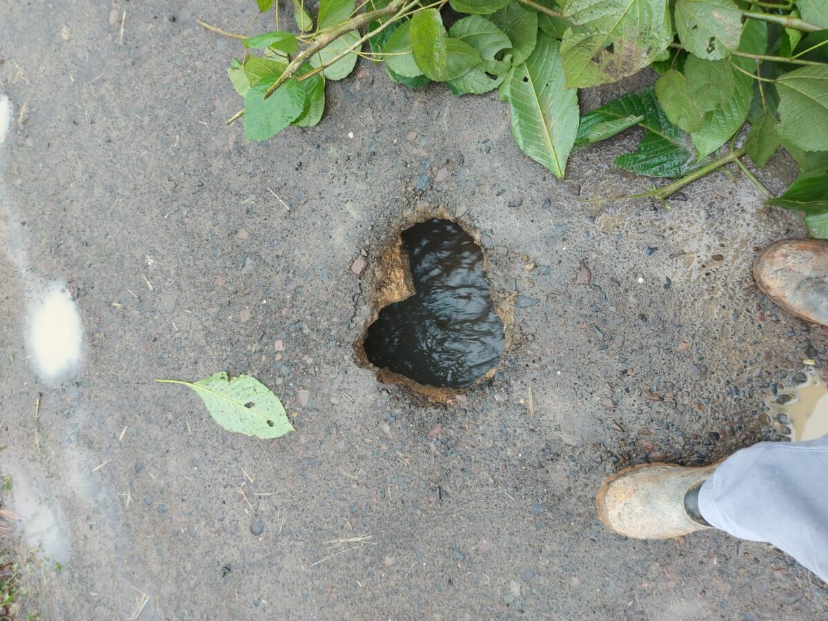 Moradores de Caravaggio sofrem com buracos e alagamentos na Baixada