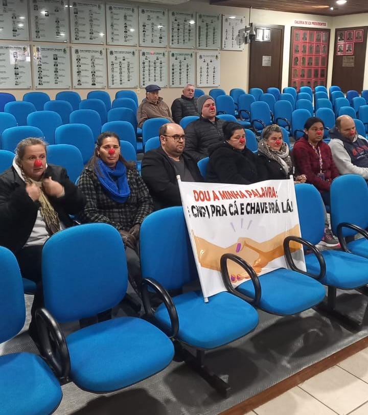 Manifestação de pais e mães de autistas em Nova Veneza: narizes de palhaço em protesto contra descaso do prefeito