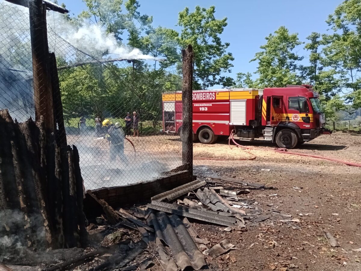 Corpo de Bombeiros é acionado para combater incêndio em aviário em Nova Veneza 1 Corpo de Bombeiros é acionado para combater incêndio em aviário em Nova Veneza