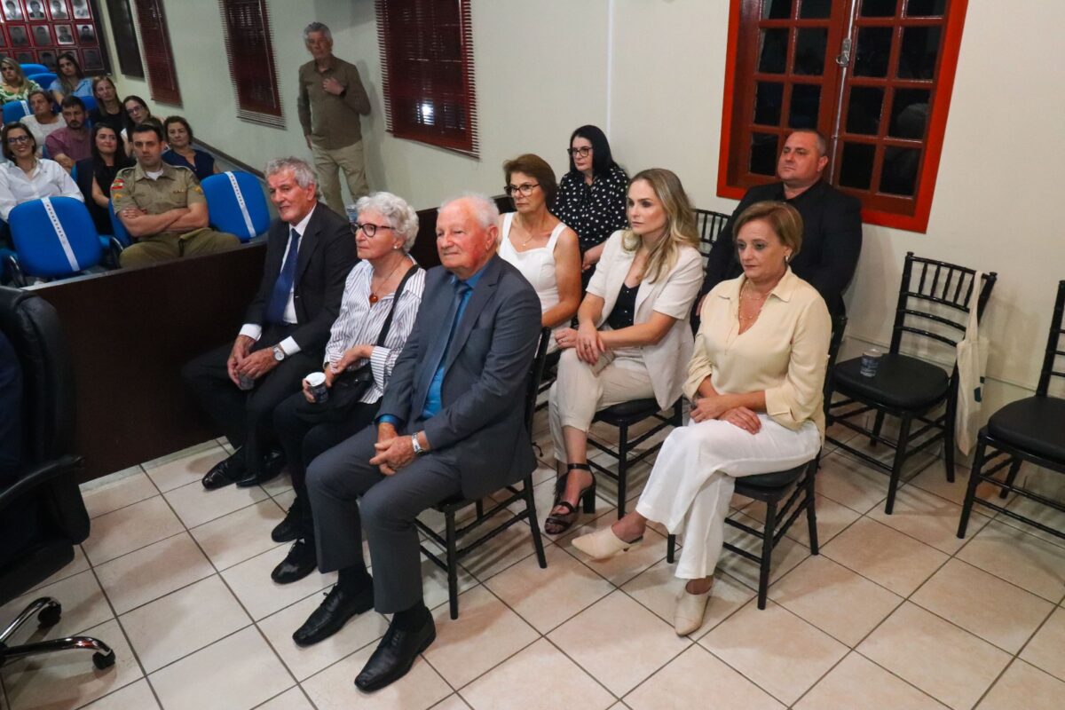 Nova Veneza reconhece cidadãos que contribuíram com o município em Sessão Solene 1 Nova Veneza reconhece cidadãos que contribuíram com o município em Sessão Solene
